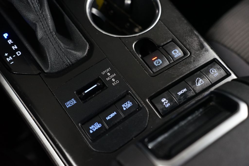 Thumbnail: 2021 Toyota Highlander - 21