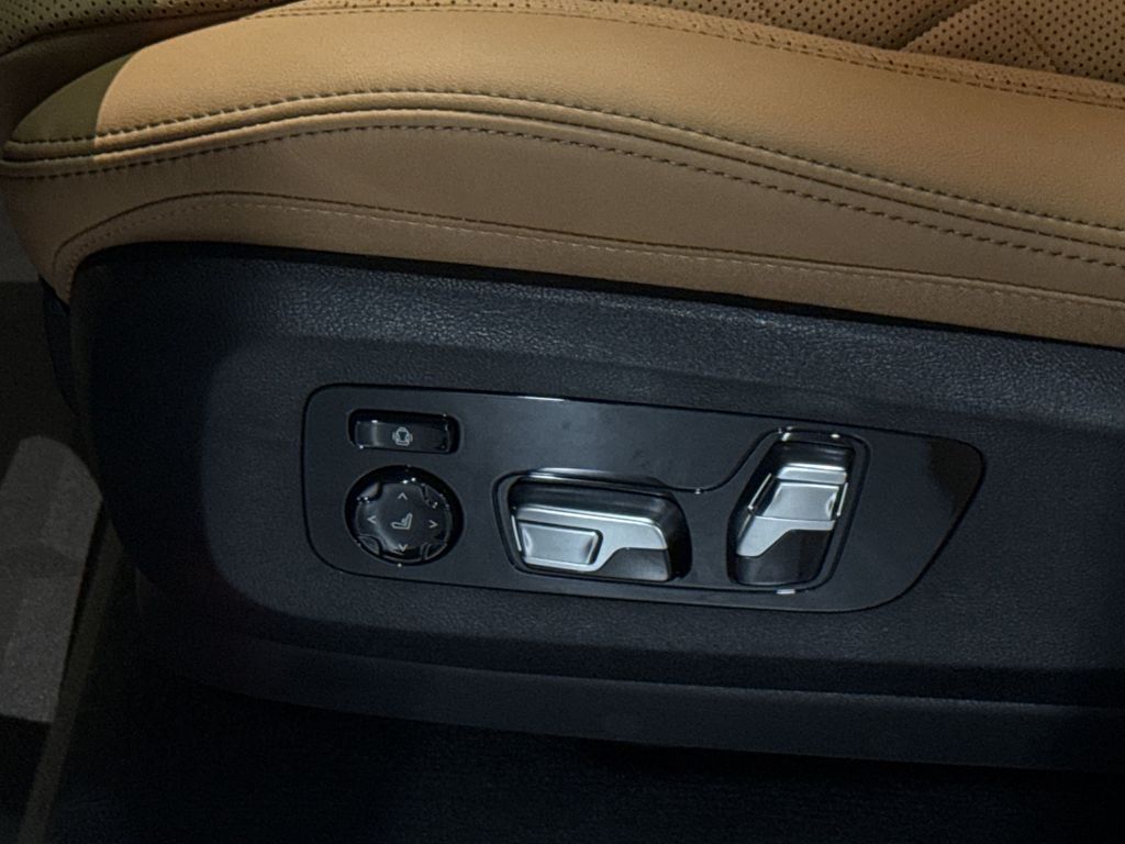 Thumbnail: 2027 BMW X7 - 12