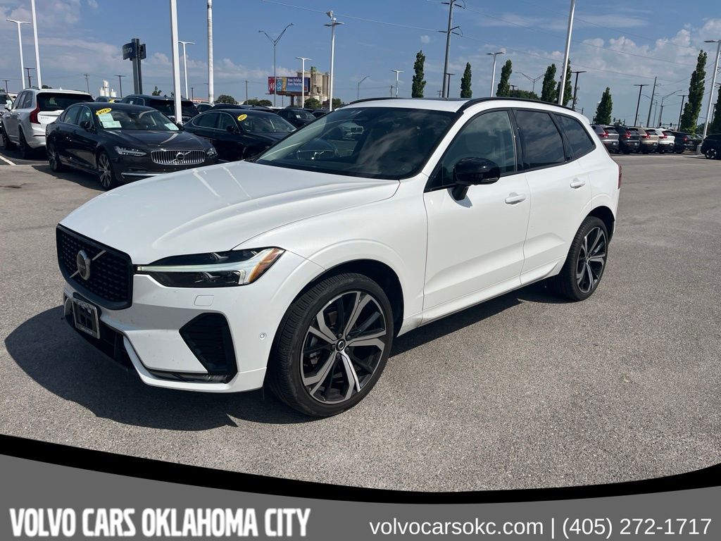 2024 Volvo XC60 B5 Ultimate Dark Theme