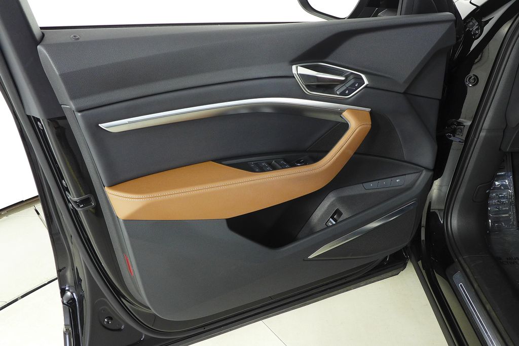 Thumbnail: 2024 Audi Q8 e-tron - 11