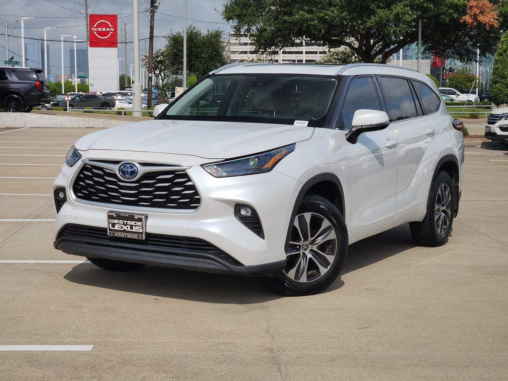 2022 Toyota Highlander Hybrid XLE Beige at Toyota of Victoria