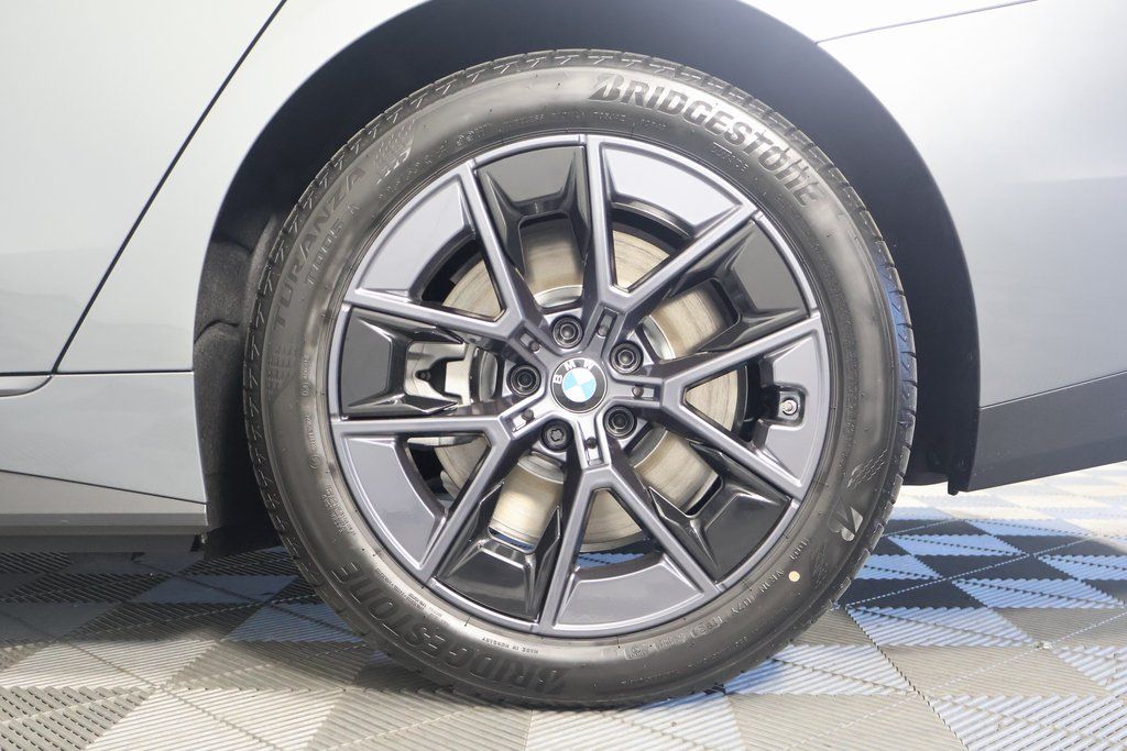 Thumbnail: 2025 BMW i4 - 10