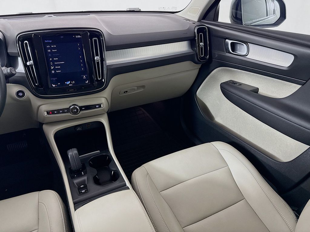 Thumbnail: 2020 Volvo XC40 - 25