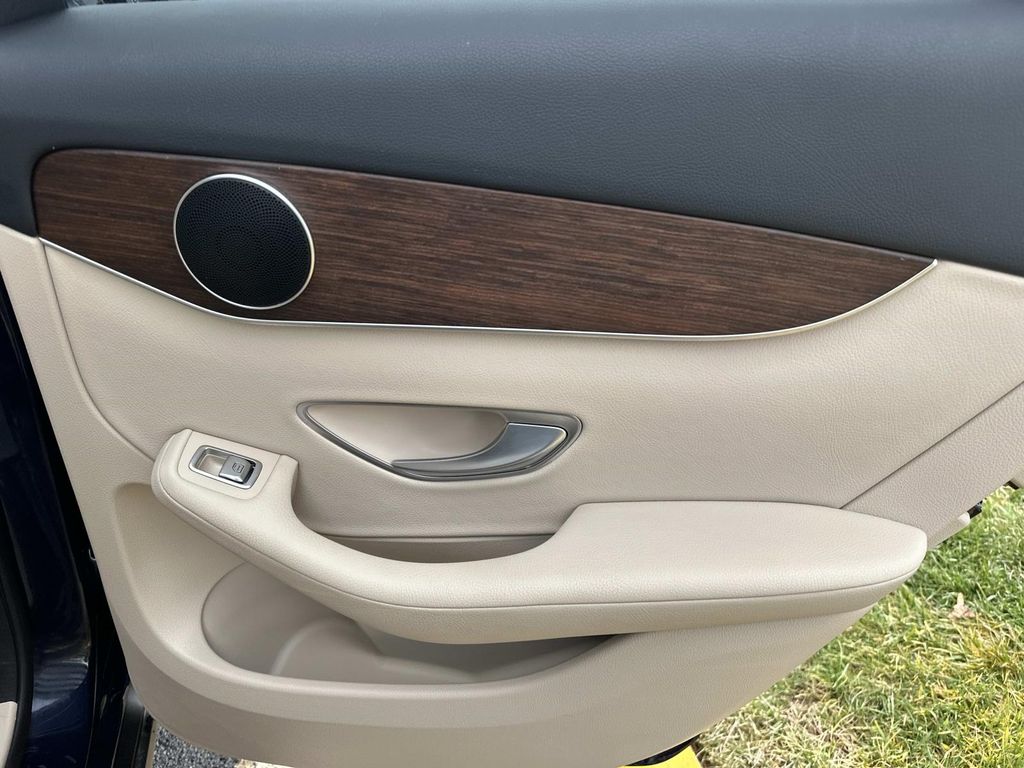 Thumbnail: 2022 Mercedes-Benz GLC - 23