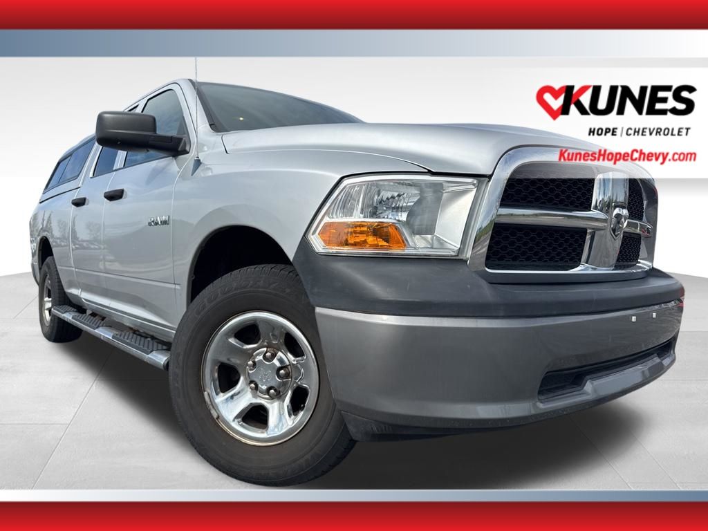 Bright Silver Metallic CC/Mineral Gray Met CC 2009 Dodge RAM 1500 ST Quad Cab 4WD Pickup Truck Four-Wheel Drive 5-Speed Automatic