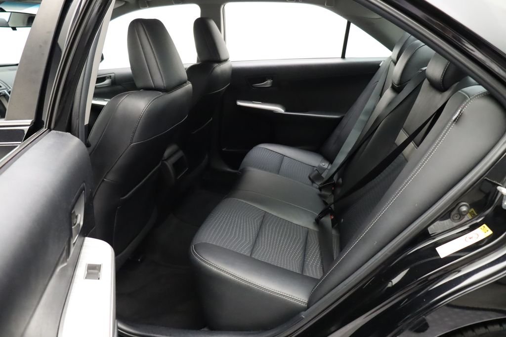 2014 Toyota Camry SE 19