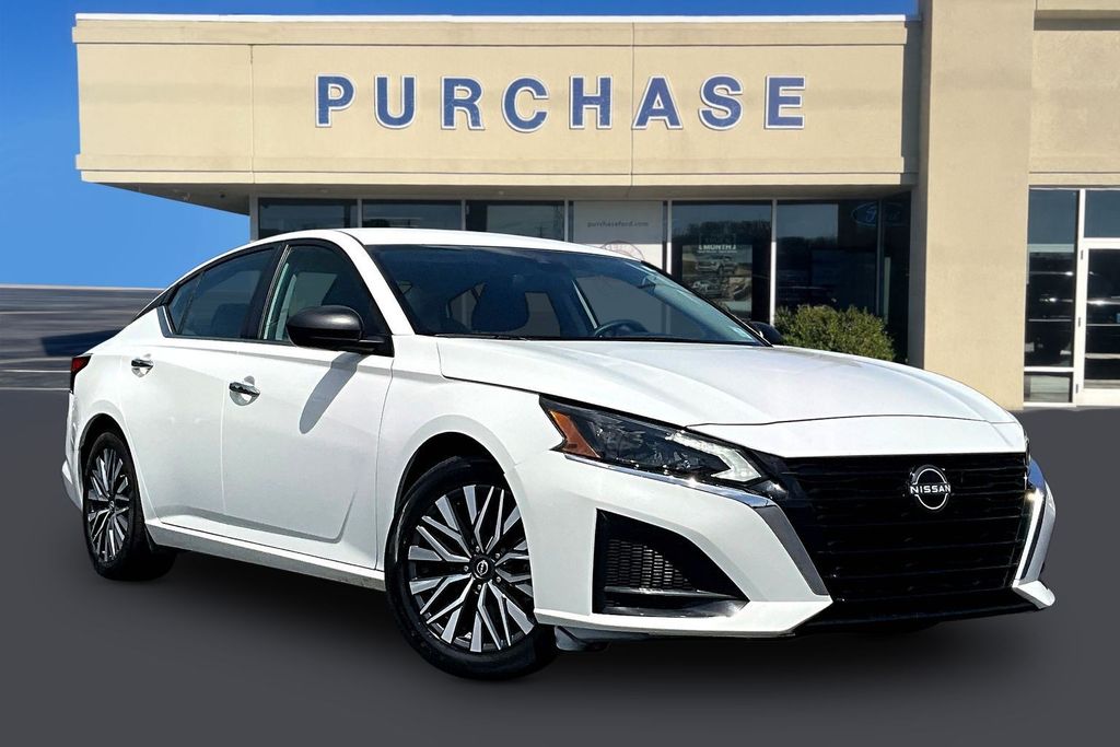 Glacier White 2025 Nissan Altima Sedan Front-Wheel Drive Continuously Variable Transmission