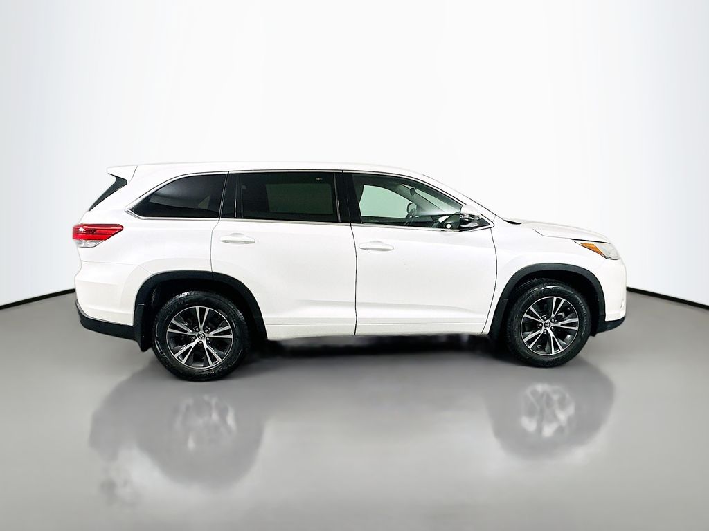 Thumbnail: 2017 Toyota Highlander - 4