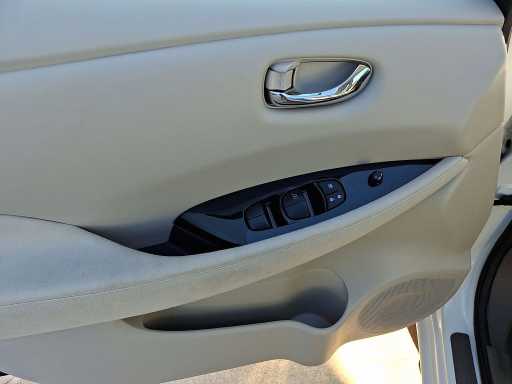 Thumbnail: 2015 Nissan Leaf - 13
