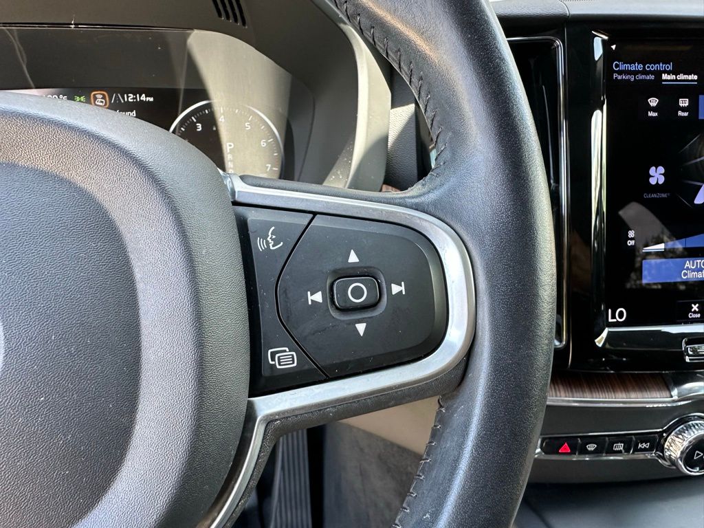 Thumbnail: 2021 Volvo XC60 - 17