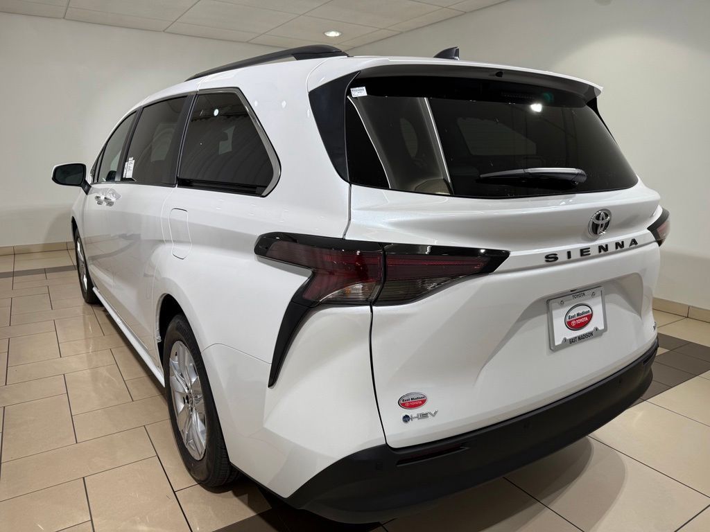 Thumbnail: 2026 Toyota Sienna - 3