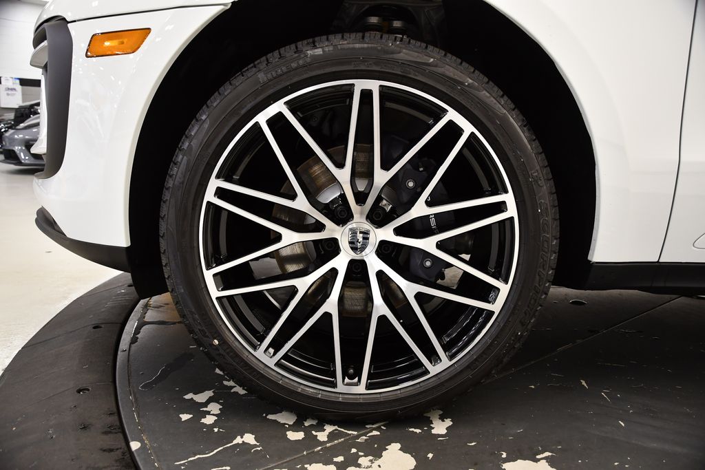 Thumbnail: 2025 Porsche Macan - 12