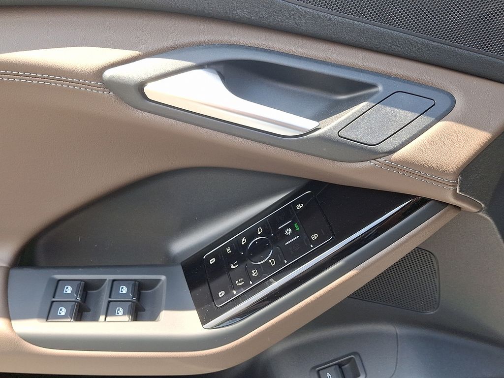 2025 Audi e-tron Premium 9