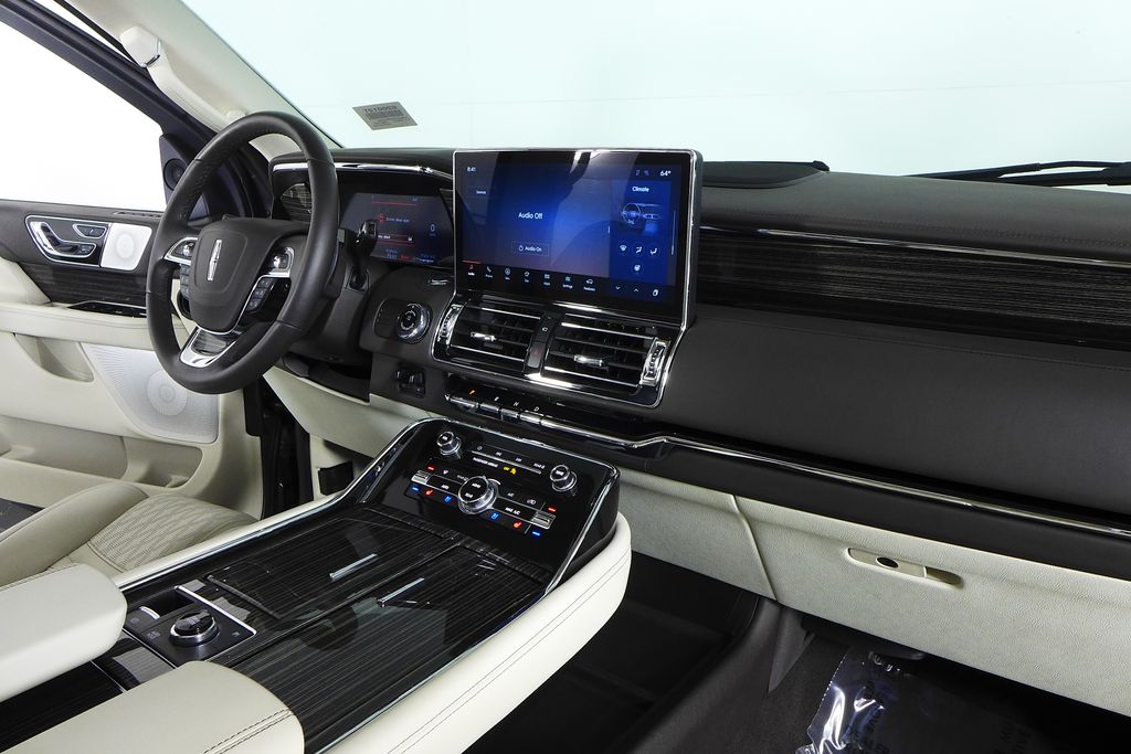 Thumbnail: 2023 Lincoln Navigator L - 13