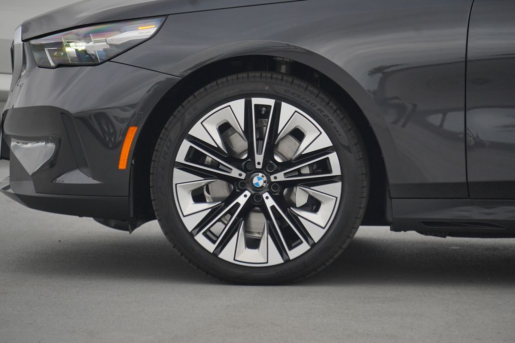 Thumbnail: 2025 BMW 5 Series - 5