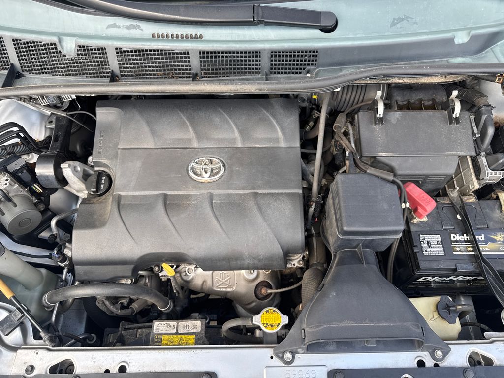 Used 2013 Silver Toyota XLE image 31