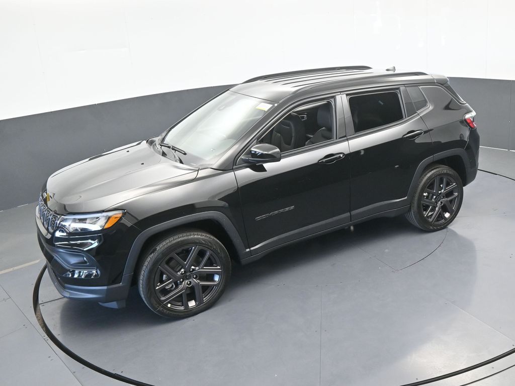 New 2026 diamond black crystal pearlcoat Jeep Latitude image 42