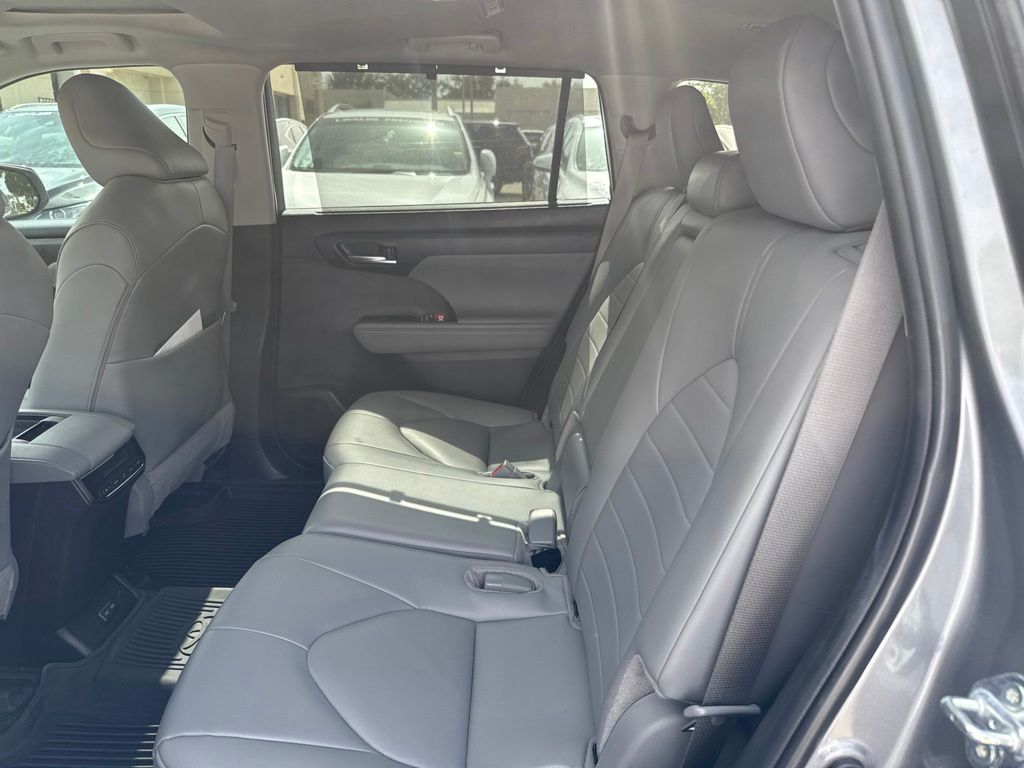 Used 2025  Toyota XLE image 16