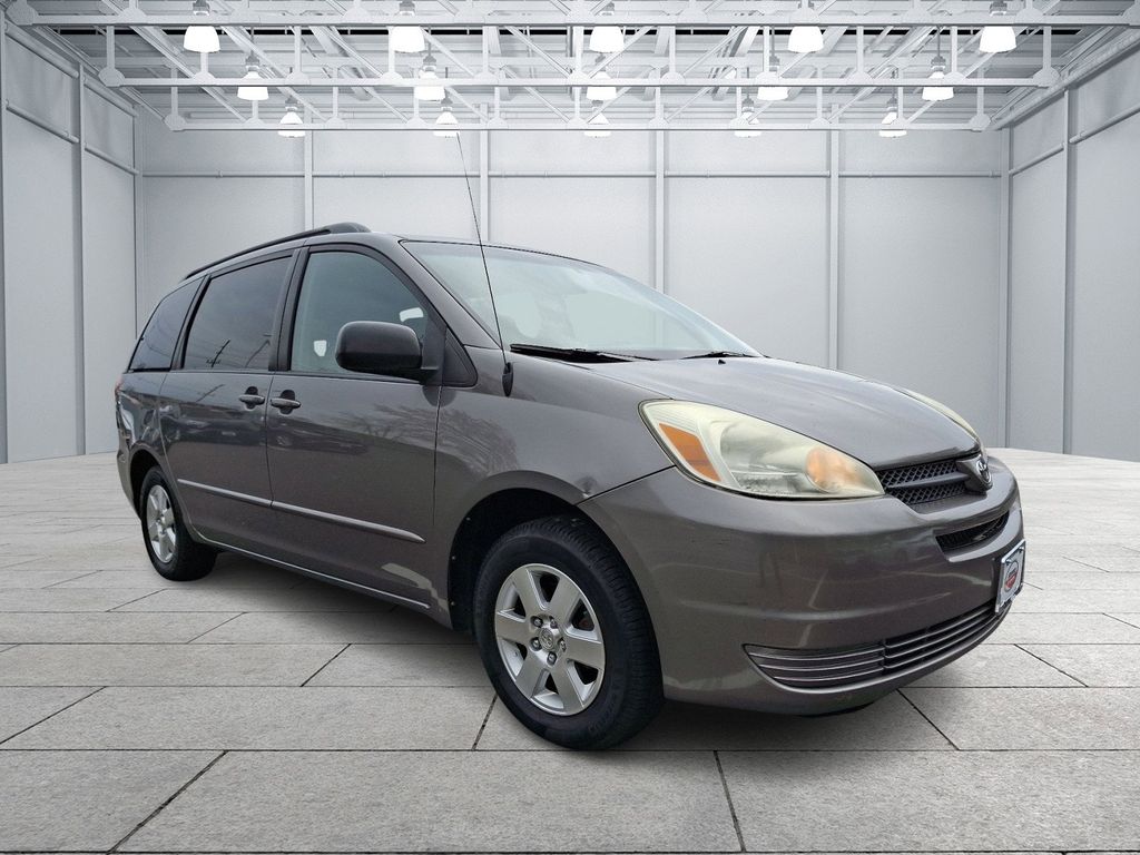 2004 Toyota Sienna CE 3