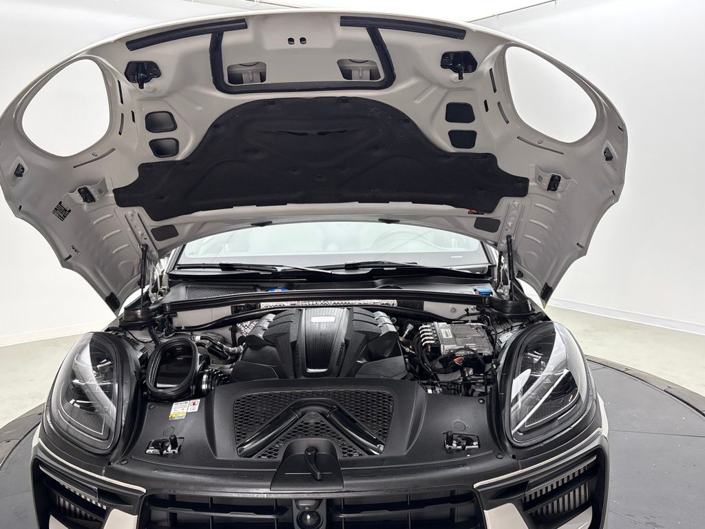 Thumbnail: 2023 Porsche Macan - 13