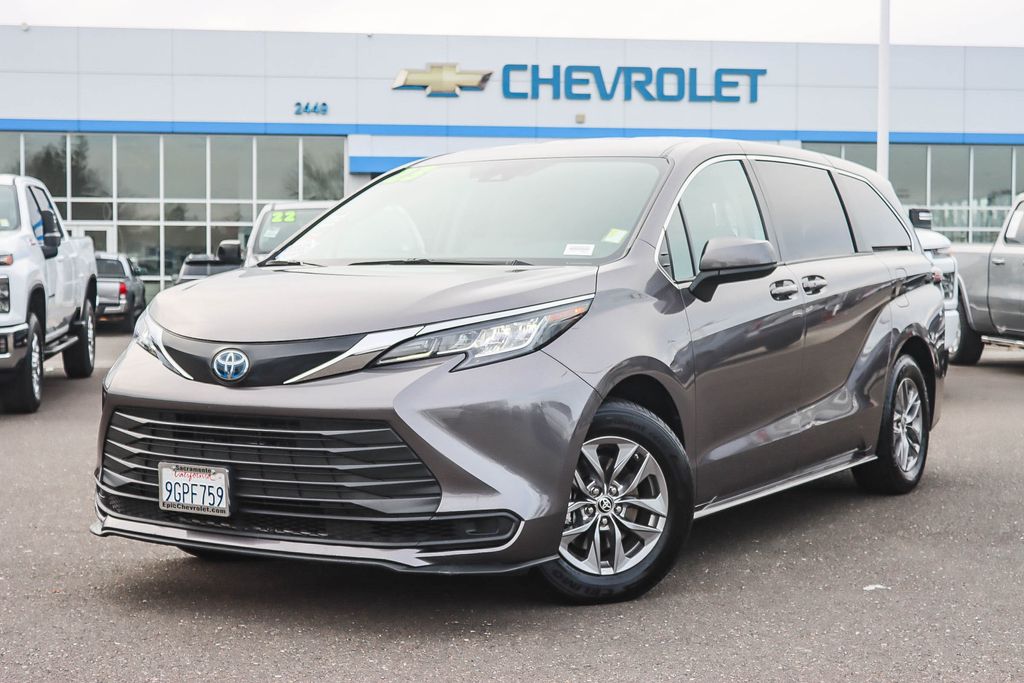 2023 Toyota Sienna LE 8-Passenger FWD