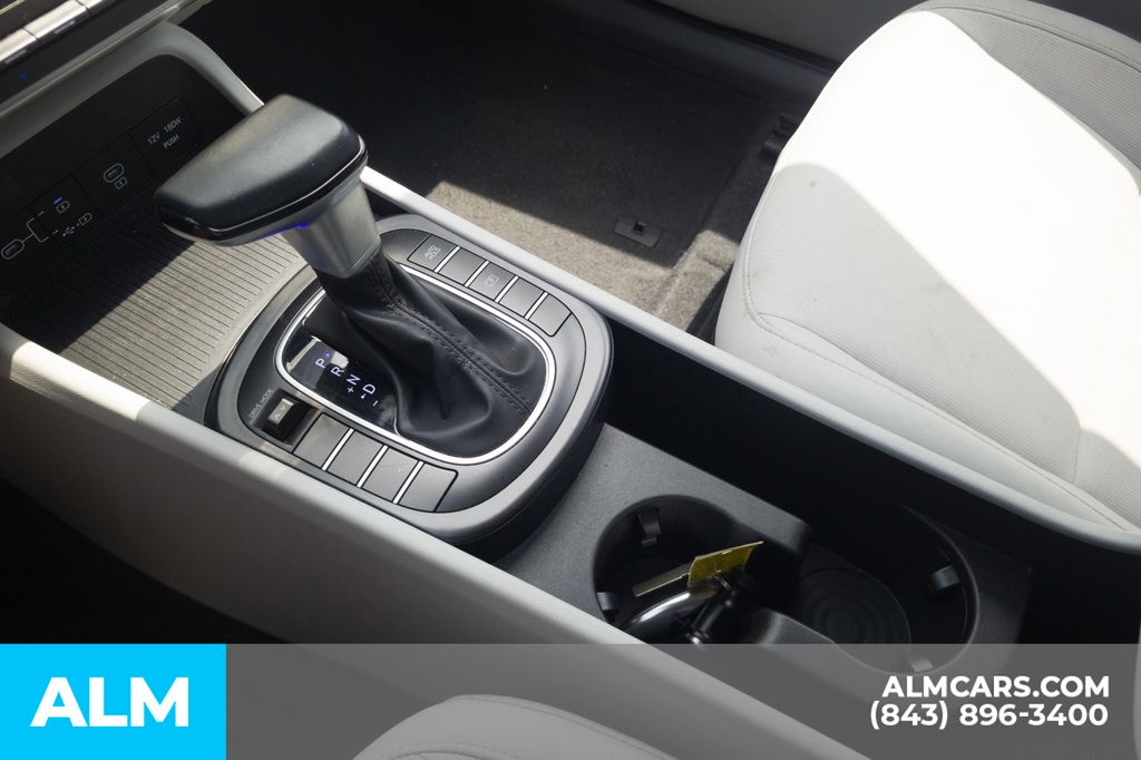 Used 2025 White Hyundai SEL image 9