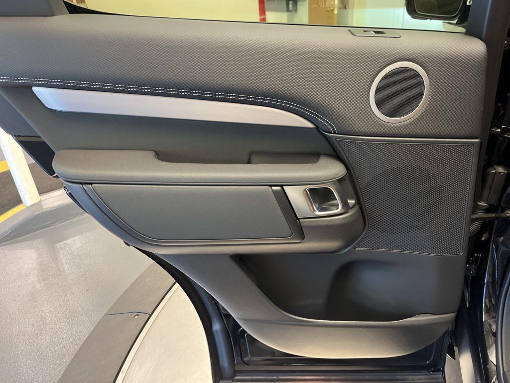 Thumbnail: 2026 Land Rover Discovery - 24