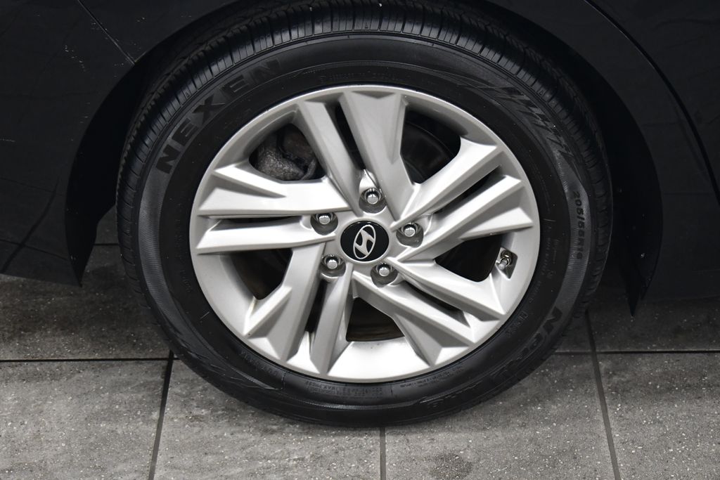 Thumbnail: 2019 Hyundai Elantra - 11