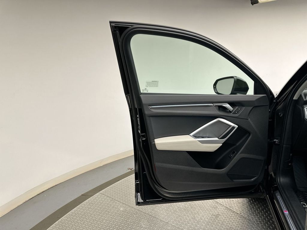 Thumbnail: 2021 Audi Q3 - 21
