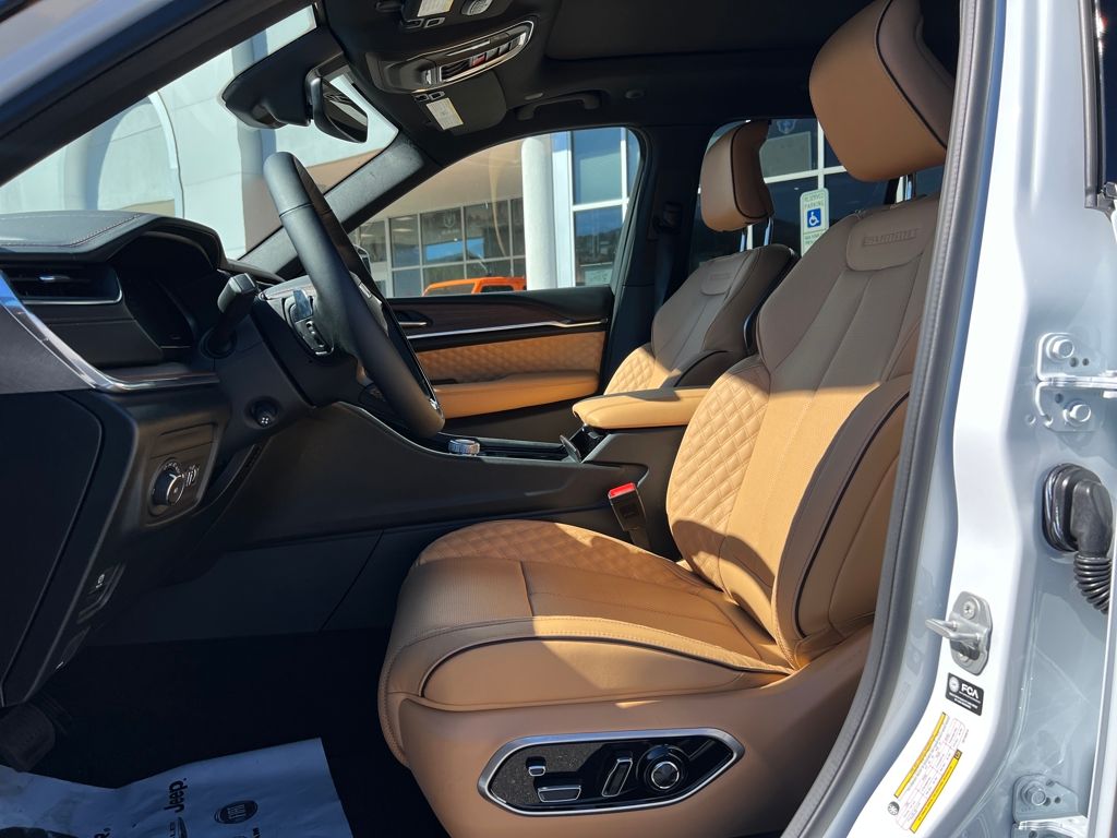 new 2025 Jeep Grand Cherokee car, priced at $57,990