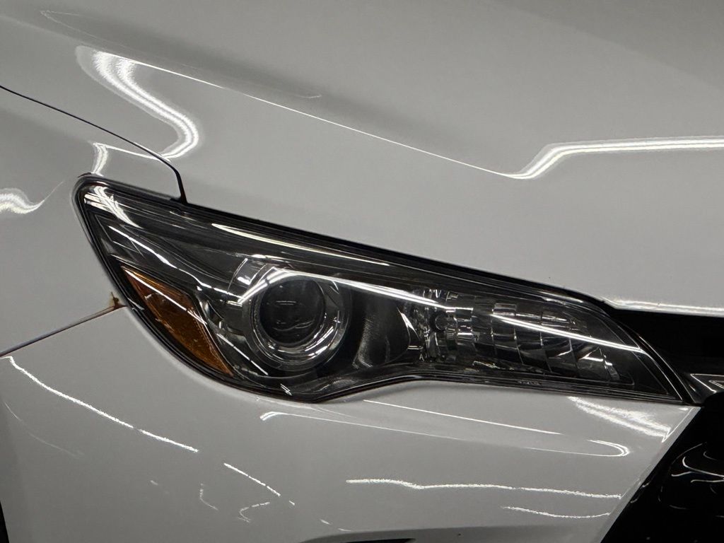 2016 Toyota Camry XSE 39