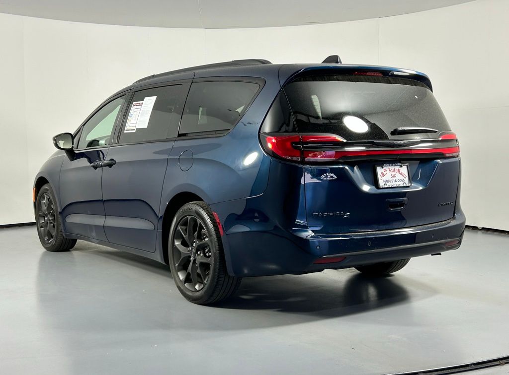 View vehicle photo 5
