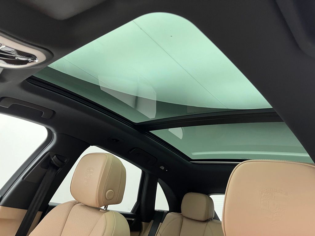 Thumbnail: 2023 Porsche Macan - 30