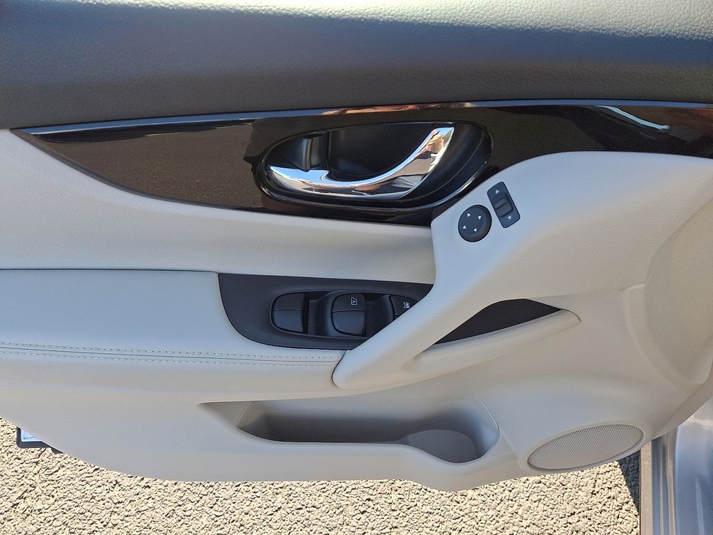 2022 Nissan Rogue Sport SV 13