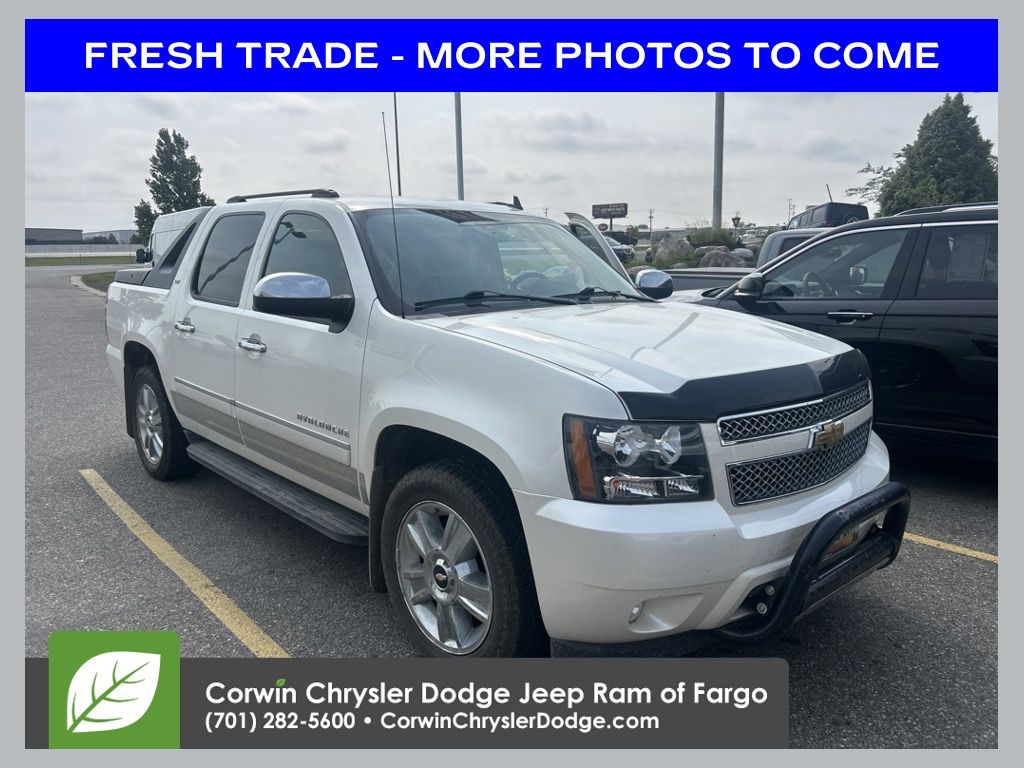 White 2010 Chevrolet Avalanche Pickup Truck Four-Wheel Drive 6-Speed Automatic