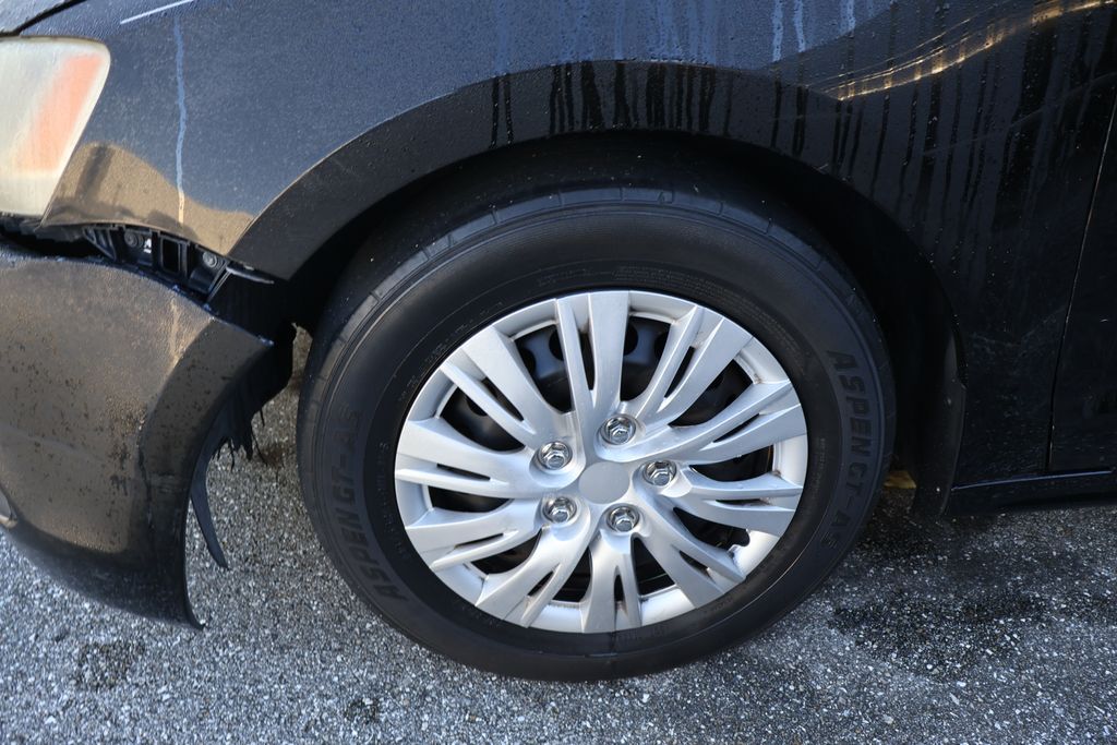 Thumbnail: 2011 Volkswagen Jetta - 4