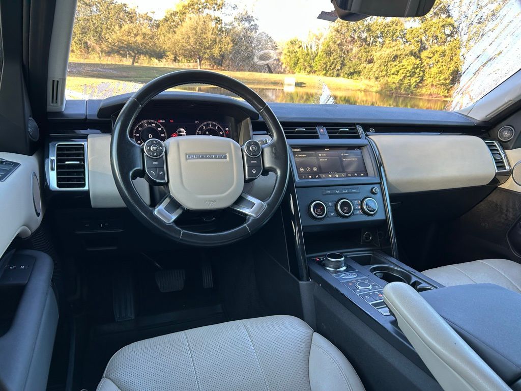 Thumbnail: 2018 Land Rover Discovery - 11