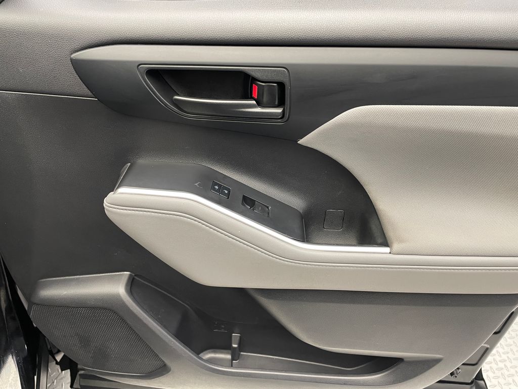 Thumbnail: 2022 Toyota Highlander - 15