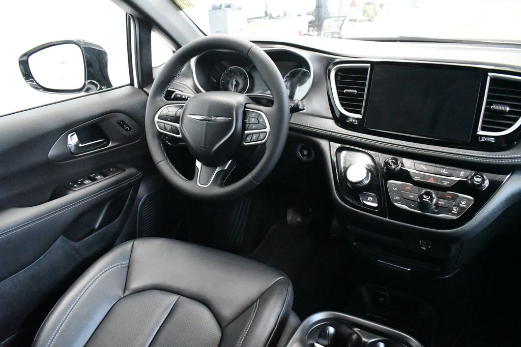 Used 2026 White Chrysler Select image 30