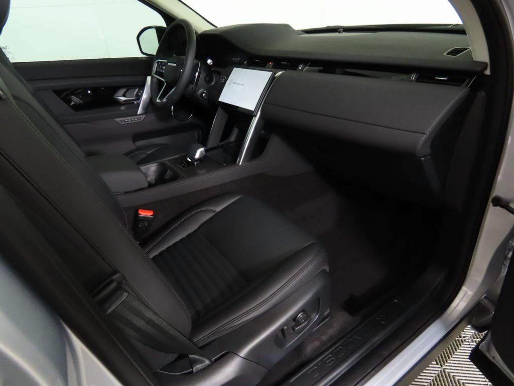 Thumbnail: 2024 Land Rover Discovery Sport - 18