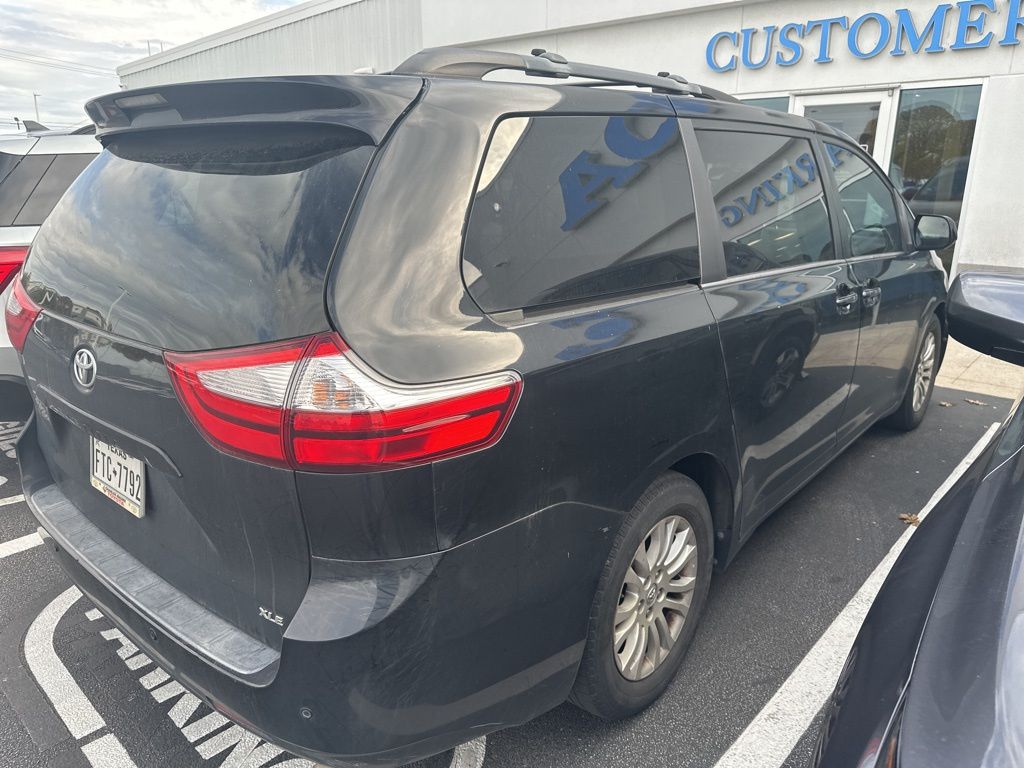 Thumbnail: 2015 Toyota Sienna - 4