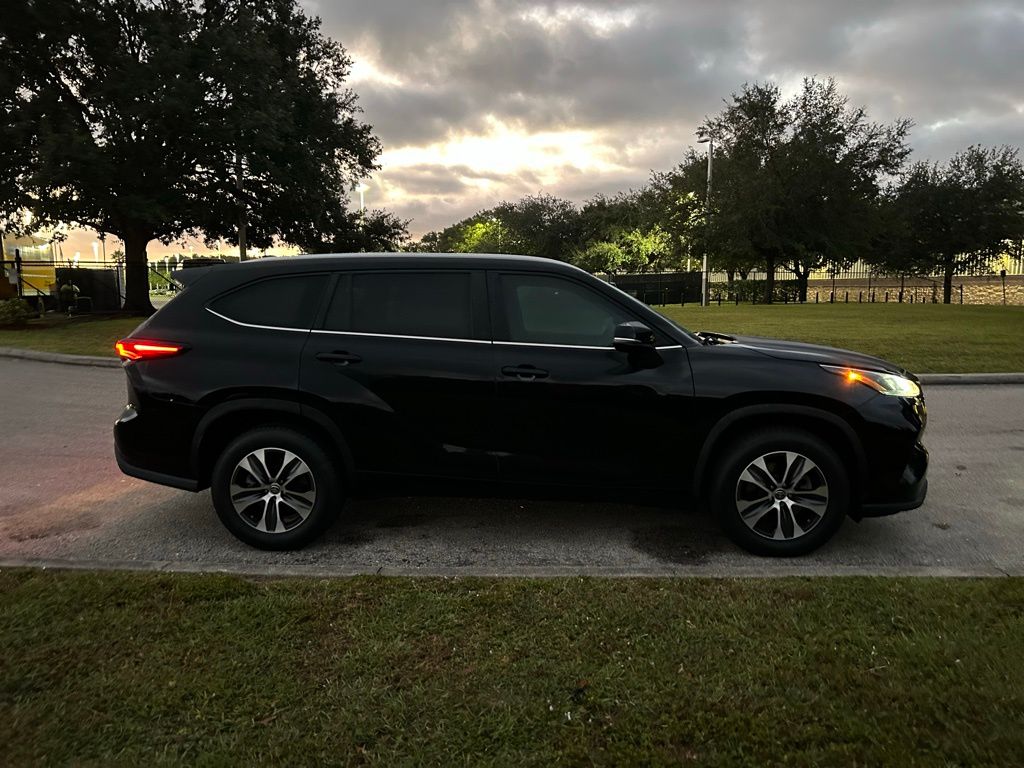 Thumbnail: 2023 Toyota Highlander - 6