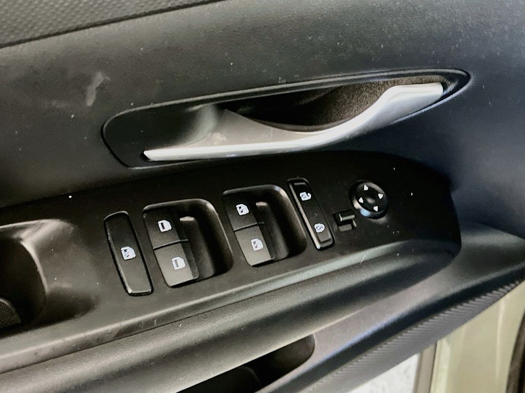 Used 2024 Green Hyundai SEL image 17