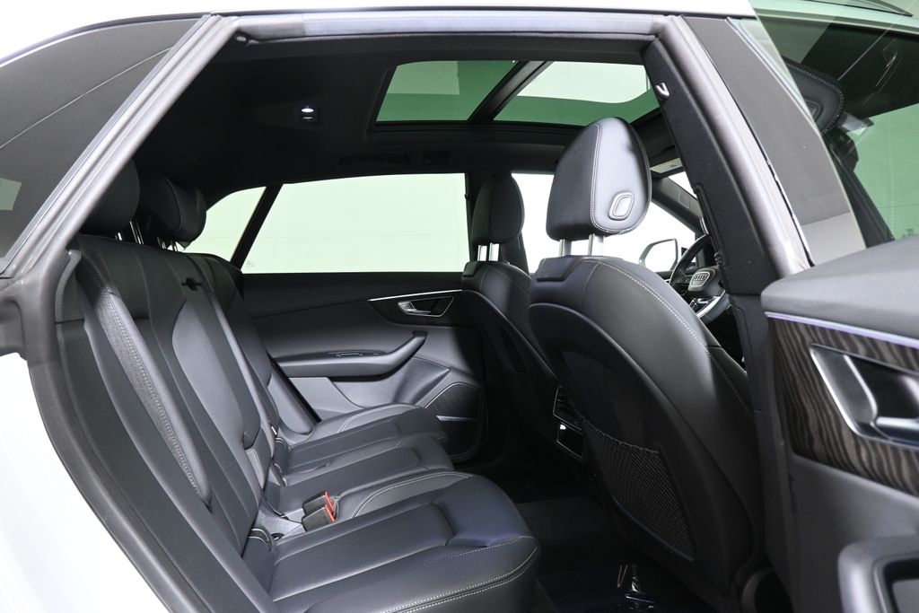 Thumbnail: 2021 Audi Q8 - 25