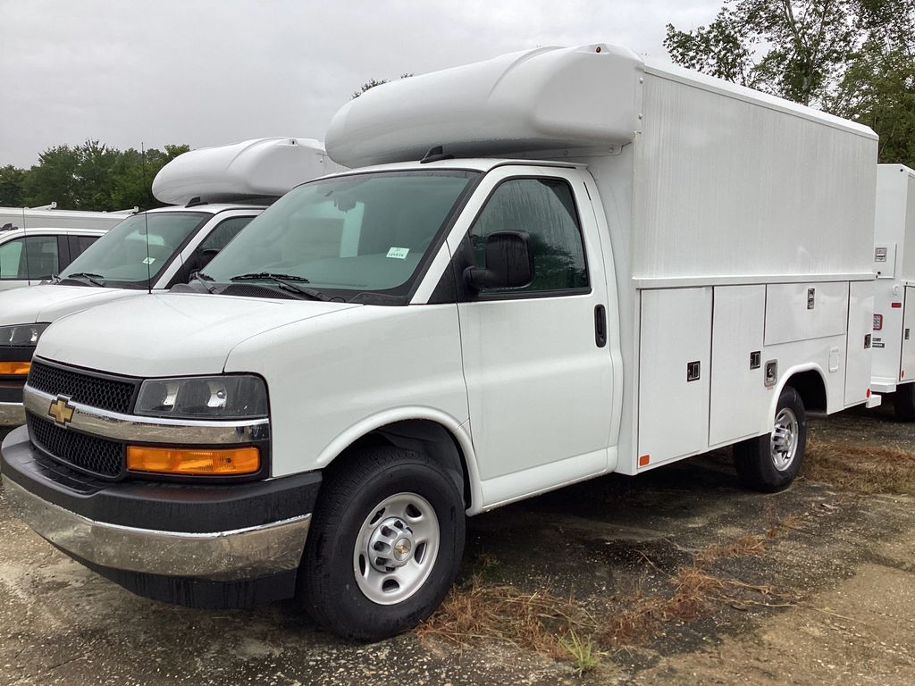 Summit White 2025 Chevrolet Express Chassis 3500 Cutaway 139 Van Rear-Wheel Drive 8-Speed Automatic