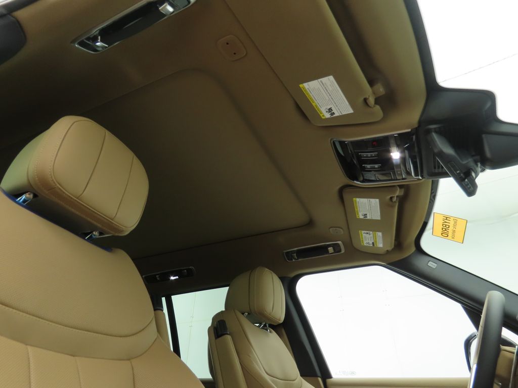 2025 Land Rover Range Rover SE 18