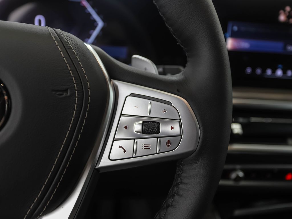 Thumbnail: 2026 BMW X7 - 14