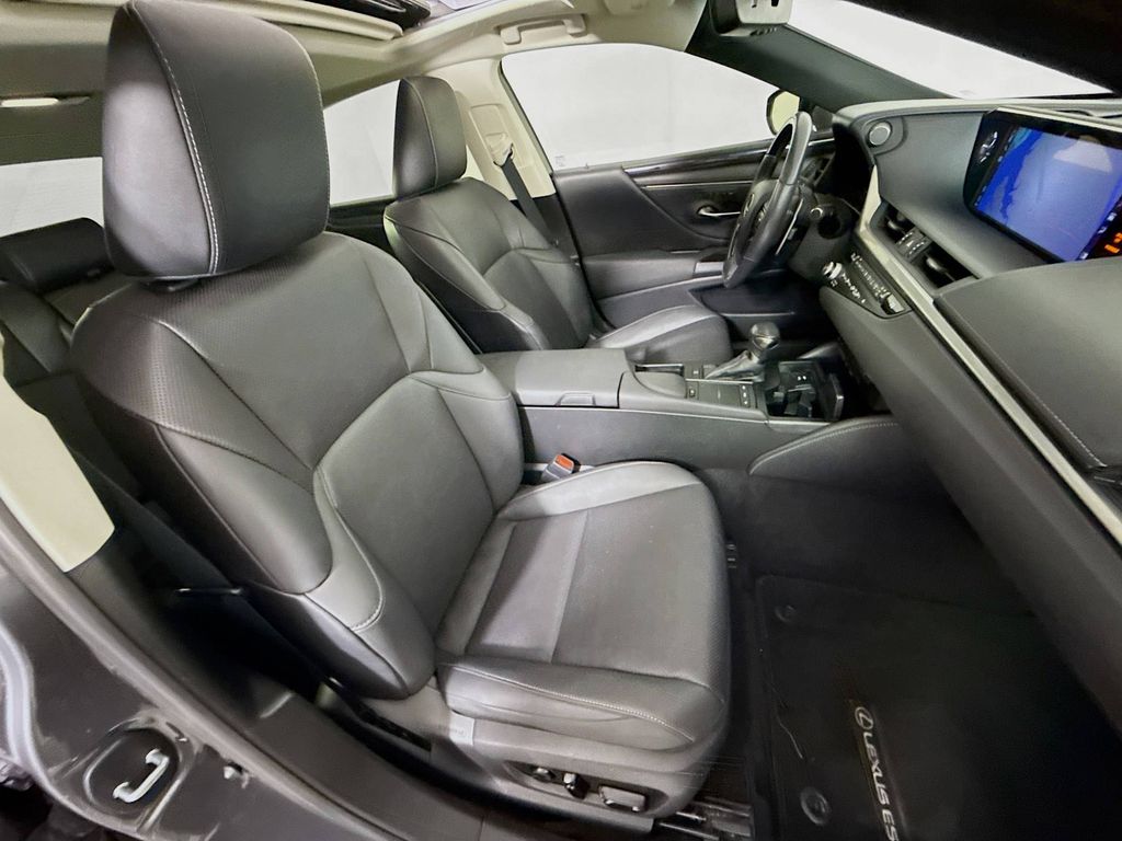 Thumbnail: 2021 Lexus ES - 29
