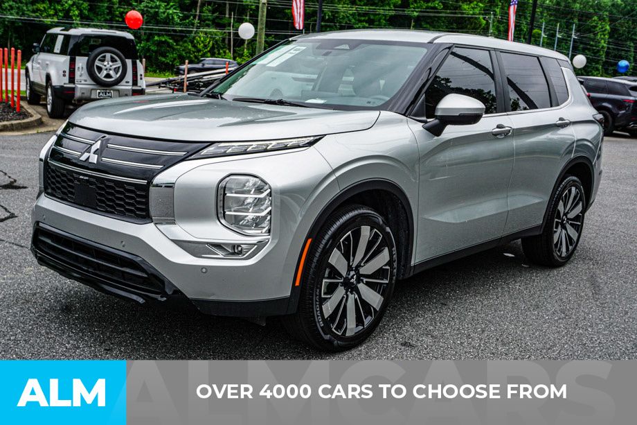 Used 2025 Silver Mitsubishi SE image 3