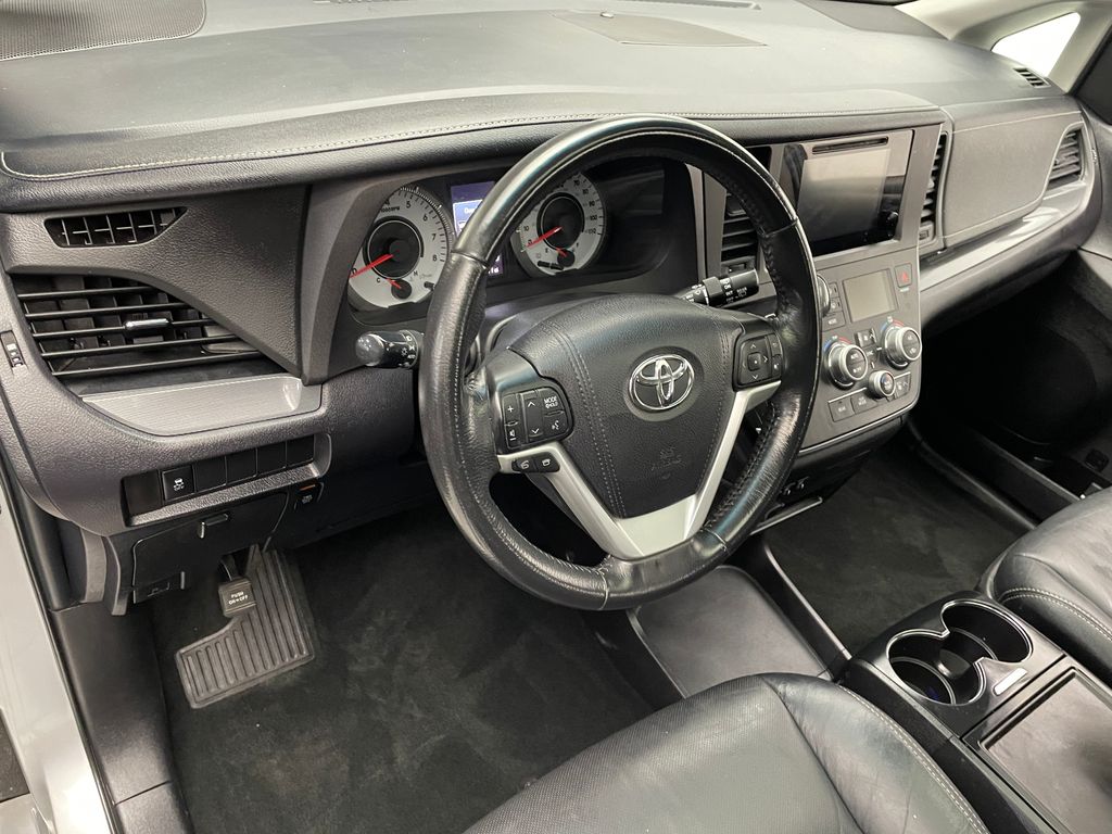 Thumbnail: 2017 Toyota Sienna - 11